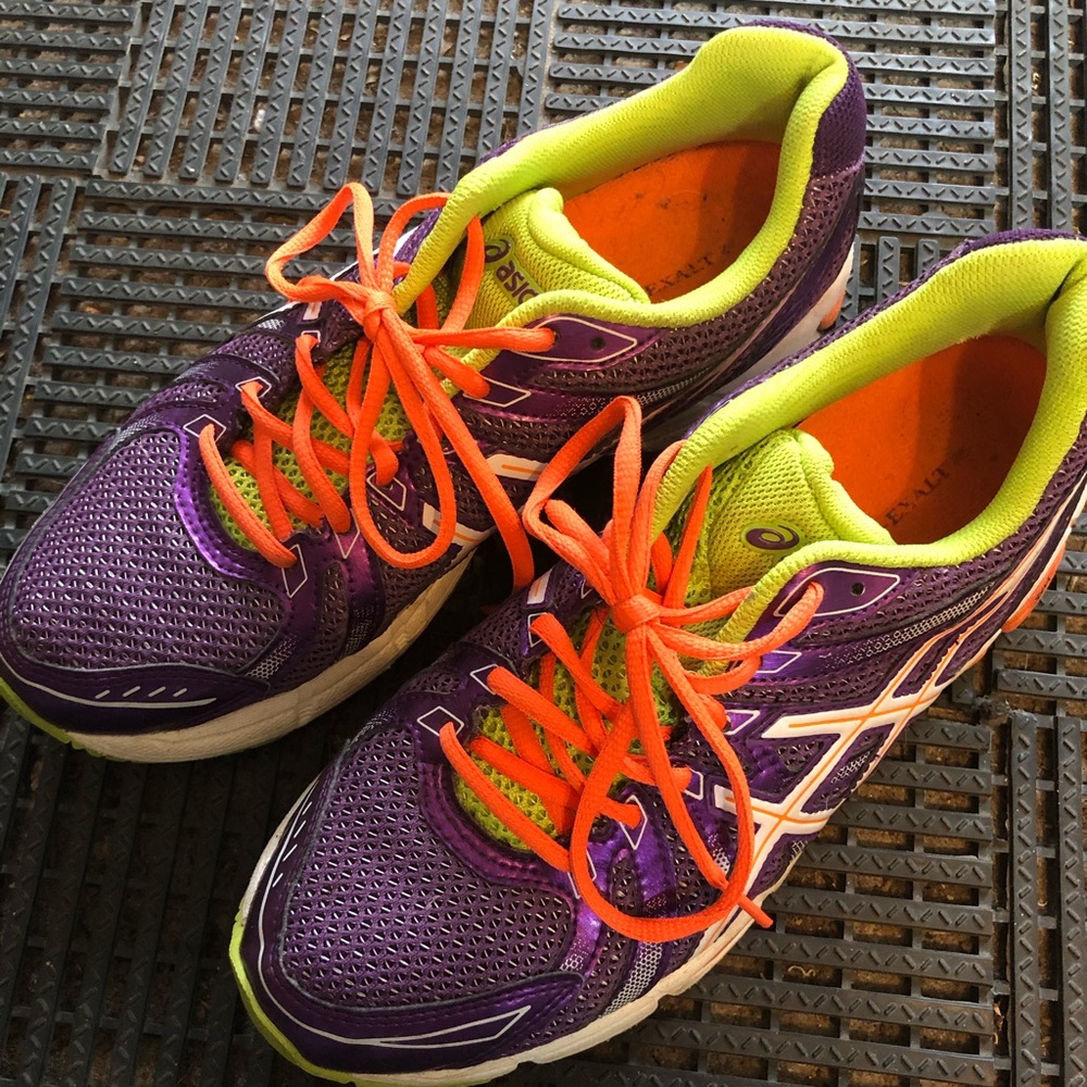 Women’s ASICS running sneaker - Picture 2 of 2